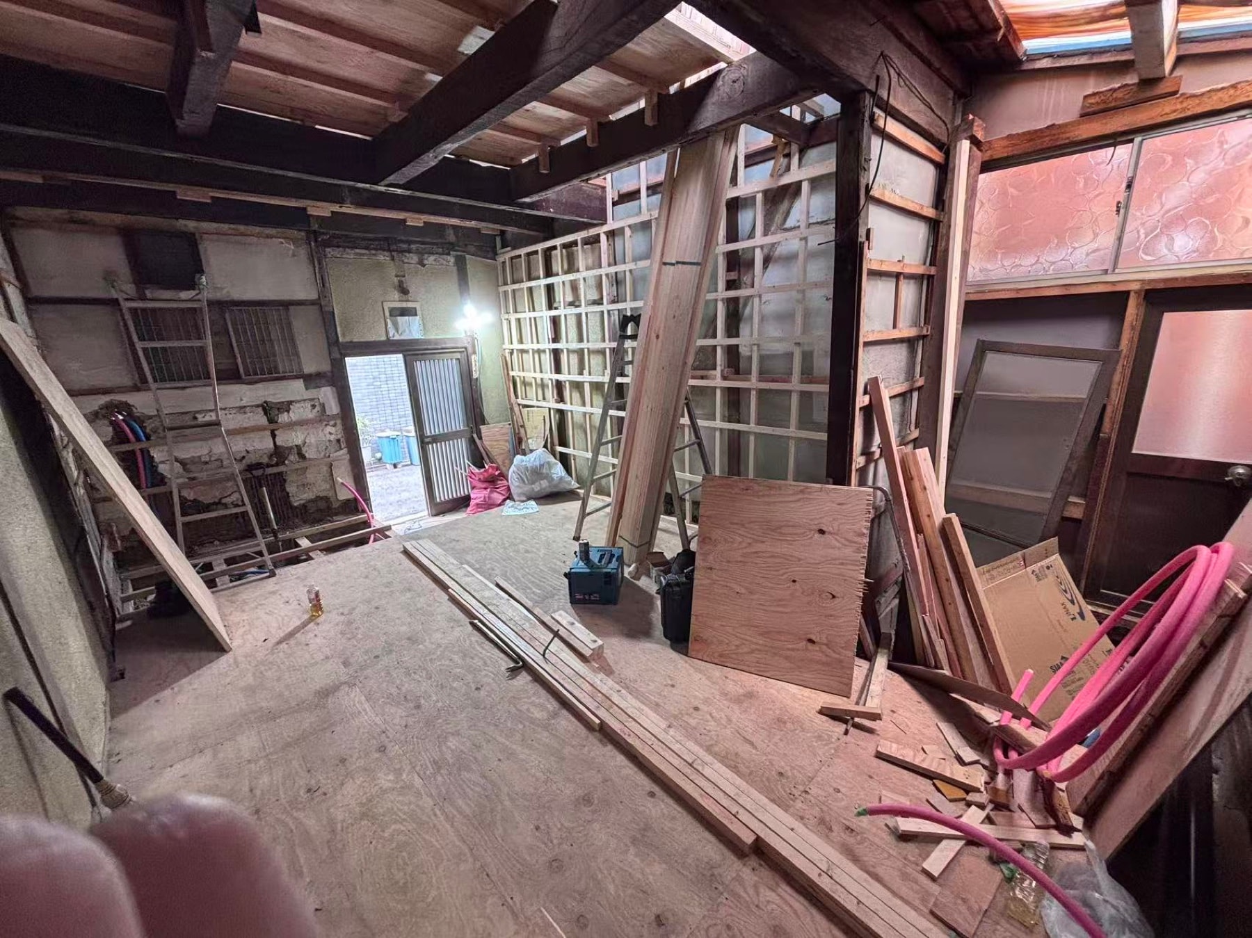 引き継ぎ時の三棟 — 小敷地、シンプル構造